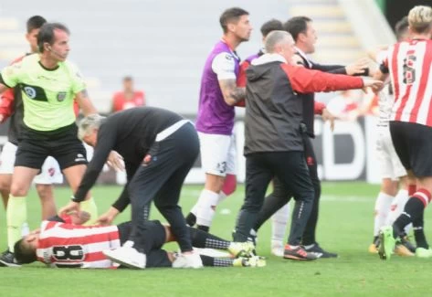 «Πεδίο μάχης» ο αγωνιστικός χώρος σε ποδοσφαιρικό αγώνα στην Αργεντινή! (βίντεο)